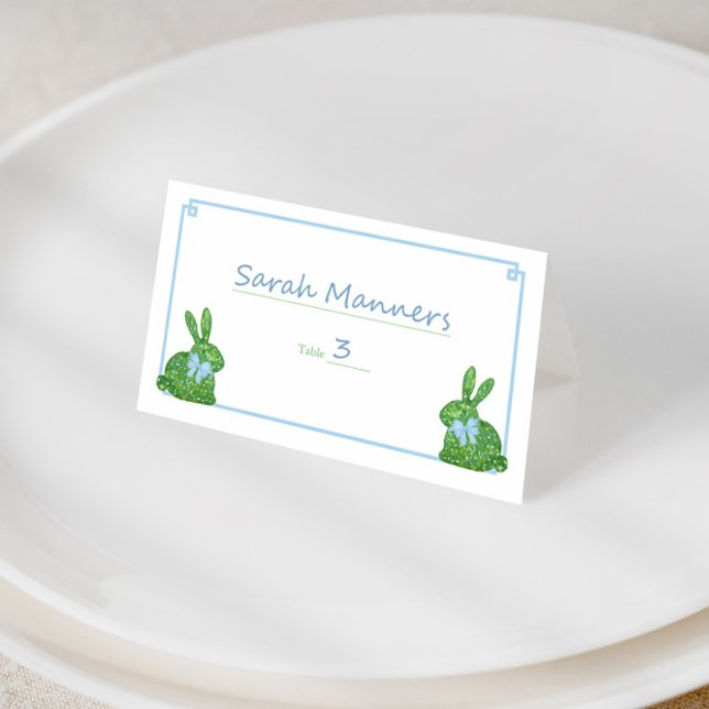Cartão De Mesa Primavera Brunch de madeira verde-azul-clara intel (Preppy baby boy shower place cards with boxwood topiary bunny and pale blue Greek Key)