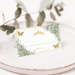 Cartão De Mesa Sage Green Floral Butterflies Quinceañera Birthday<br><div class="desc">Projetado para coordenar com nossa coleção de aniversário verde da Quinceañera Sage, esta elegante placa de lugar apresenta cor d'água verde, borboletas verdes e douradas, e uma coroa de princesa dourada. As borboletas e a coroa são móveis, redimensionáveis, duplicáveis e removíveis, permitindo que você personalize o design para se adequar...</div>