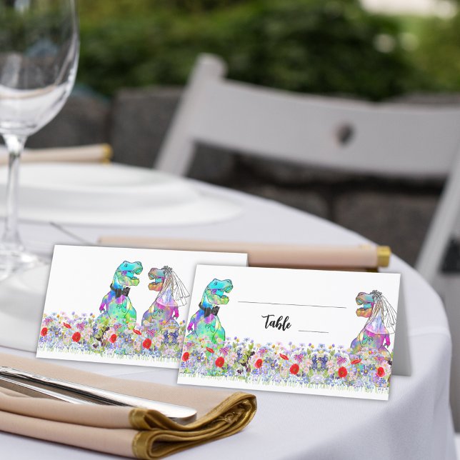 Cartão De Mesa Theme Wedding de Flor Selvagem Dinossauro (dinosaur wedding fun T-Rex bride and groom place cards with colorful wildflowers )