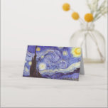Cartão De Mesa Vincent Van Gogh Starry Night Vintage Fine Art<br><div class="desc">Vincent van Gogh Starry Night Fine Art Painting Starry Night Starry Night é uma pintura do artista poste-impressionista holandês Vincent van Gogh. O céu azul à noite está cheio de nuvens, estrelas e uma lua crescente brilhante. A Noite Estrelada é a única noturna na série de visões da janela do...</div>