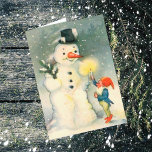 Cartão de Natais vintages Elf e Snowman<br><div class="desc">Aqui está um cartão de Natal da era vitoriana giro com a imagem de um dos elfos Papais noeis segurando uma vela acesa para um boneco de neve ver. Divertido em celebrar os Feriados à moda antiga! Personalize facilmente a mensagem dentro para se adequar ao seu gosto ou saia como...</div>