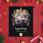 Cartão de Natal com fotografia de negócios em ouro<br><div class="desc">Por favor, note que o papel do folheto é muito fino. Os envelopes não estão incluídos. Para Cartões de natal mais espessos (mesmo design) visite nossa loja. Celebre a temporada com nossos sofisticados cartões de Natal de fundo negro, projetados especialmente para empresas. Personalize com a foto e o logotipo da...</div>