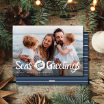 Cartão de Natal da Família Seas & Saudações<br><div class="desc">Celebre a temporada de festas com uma reviravolta costeira usando nosso Cartão de Natal da Família Seas & Saudações! Esta carta encantadora apresenta uma bela design que mostra a sua foto de família favorita, complementada por sotaques elegantes que evocam a tranquilidade da praia. Destaques da design: Toque Personalizado: Faça-o exclusivamente...</div>