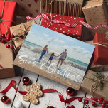 Cartão de Natal da Família Seas & Saudações Beach<br><div class="desc">Cartão de saudação de Natal em um design de fotos "Seas & Saudações" inspirado na praia. Personalizado com a sua fotografia e o nome da sua família. Este cartão de Natal de praia inverte-se para um design de stripe náutica azul e branco no verso.</div>