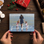 Cartão de Natal da Família Warm Wish Beach<br><div class="desc">Um cartão de saudação de Natal numa design de fotos de "desejos calorosos" inspirada na praia. Personalizado com a sua fotografia e o nome da sua família. Este cartão de Natal de praia inverte-se para um design de stripe náutica azul e branco no verso.</div>