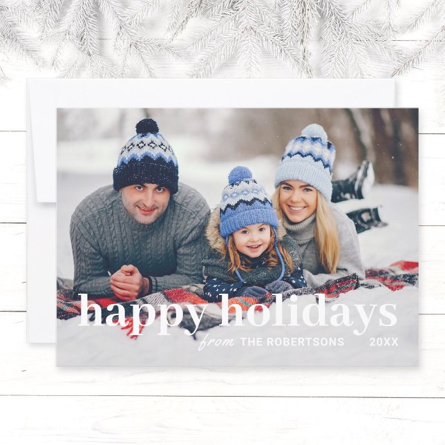 Cartão de Natal de 1 Fotografia para a Família Min (Simple, modern family photo Christmas greeting card with the text "Happy Holidays" and family name.)