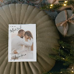 Cartão de Natal de Fotografia do Nome do Script de<br><div class="desc">Esta bela e moderna carta de Natal com o Nome do Script de Caligrafia Foto de Natal apresenta sua foto de casamento vertical atrás de uma fronteira branca, com as palavras 'Feliz e' em uma bela fonte sans moderna, quebrando a fronteira branca e na margem, e a palavra 'Casado' em...</div>