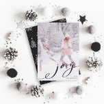 Cartão de Natal Elegante para Férias de Joy<br><div class="desc">Este simples Cartões de foto de Natal apresenta um elegante roteiro de alegria negra com um padrão de árvore de Natal branca no verso (cor de fundo variável). Para personalização mais avançada deste design,  clique no link "personalizar mais".</div>