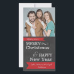 Cartão de Natal Feliz de Chalkboard<br><div class="desc">Este cartão fotográfico de Natal apresenta um fundo de quadro de Feliz ano novo escuro com a seguinte redação: Desejando-lhe um Natal e cinza FELIZES. Um banner vermelho na parte inferior apresenta texto personalizável para que você o personalize com seus nomes familiares.</div>