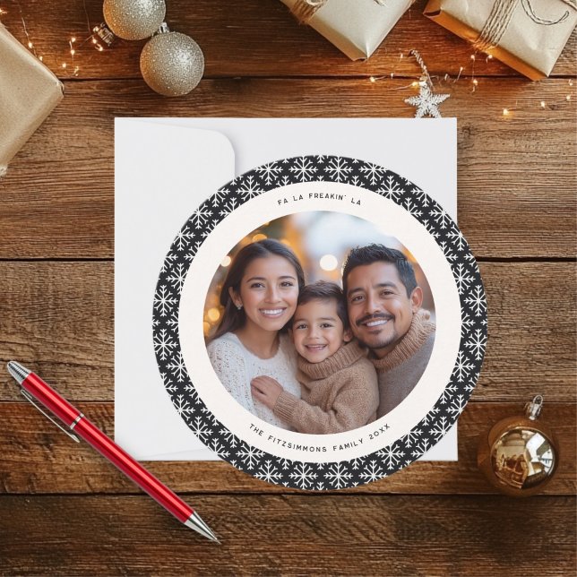Cartão de Natal Festivo Preto e Branco Moderno (Neutral Snowflake Modern Christmas Circle Card black)