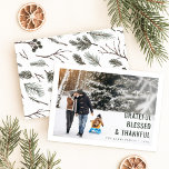 Cartão de Natal Grata e Agradável para a Família<br><div class="desc">Capture o calor da estação com este elegante cartão de Natal "Grateful & Thankful Family Photo". Apresentando uma bela cena de inverno com árvores cobertas de neve, esta design rústica mas moderna celebra gratidão, bênçãos e família. A estética minimalista com verdes e brancos terríveis cria um tom calmante e pacífico,...</div>