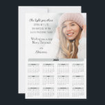 Cartão de Natal Motivacional de Foto para Calendár<br><div class="desc">Foto de citação motivacional com cartão de Natal de Calendário 2025... Envie uma saudação personalizada e sincera às pessoas especiais em sua lista de feriados este ano com a citação motivacional que diz: "A luz que você brilha sobre minha vida brilha a cada ano que passa." O texto de exemplo...</div>