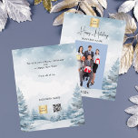 Cartão de Natal para a paisagem de inverno fotográ<br><div class="desc">Floresta de inverno moldada como fundo. Personalize e adicione o logotipo,  o nome e uma foto da sua empresa. Feliz feriado escrito com um script de estilo manchado de tendências. Voltar: adicione sua mensagem. 1 folha = 1 convite impresso de borda a borda.</div>