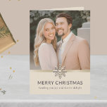 Cartão de Natal para Casal Elegante<br><div class="desc">Celebre seu vínculo especial como casal com nosso Cartão de Natal de Casal Elegante. A frente mostra uma foto carinhosa de vocês dois, elegantemente moldada por um elemento design metálico escovado. Um floco de neve delicado enfeita a faixa de luz, transmitindo a mensagem "Feliz Natal te enviando alegria e prazer...</div>