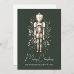 Cartão de Natal Personalizado de Noz-Cacker Verde<br><div class="desc">Celebre a época de férias com este charmoso e personalizado cartão de Natal Nutcracker. Apresentando uma ilustração típica de um pregador de incrustação em relação a um elegante fundo botânico, este cartão é perfeito para enviar saudações festivas a familiares e amigos. Adicione seu nome de família e ano para criar...</div>