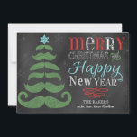 Cartão de Natal Plano Chalkboard para bigode feliz<br><div class="desc">Os bigodes-felizes fazem uma doce e esquisita árvore de Natal e uma tenda, colorida, chic, vintage chalkboard typografia envia uma mensagem especial de feriado para fazer disso um cartão de Natal único e incontornável, para ser enviado para a família e os amigos nesta temporada de férias. Personalize facilmente este cartão...</div>
