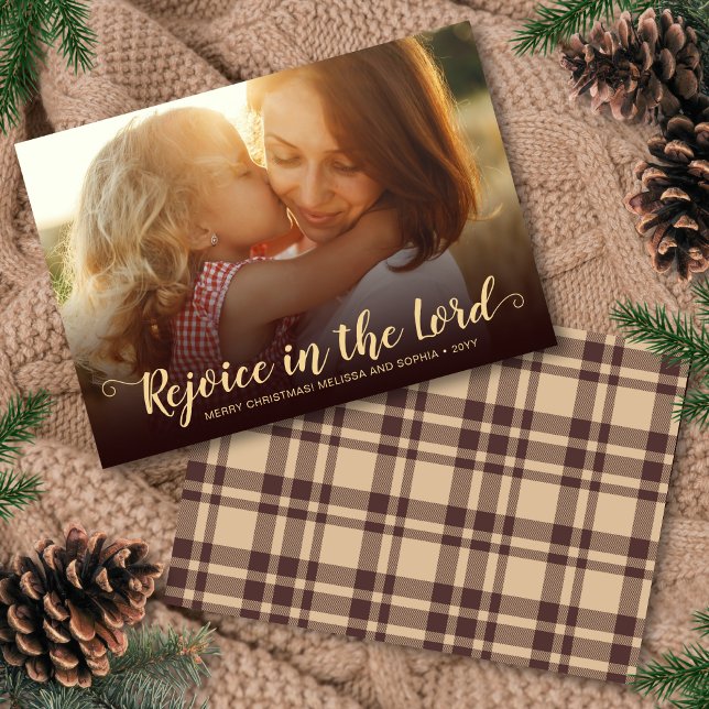Cartão de Natal Religioso para a Xadrez Castanho R (Rustic, religious Christmas card with warm brown plaid on reverse)