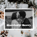 Cartão de Natal retrô casado e Feliz Vintage<br><div class="desc">Um script retrô vintage para esta coleção personalizável de cartões com fotos de férias,  perfeito para recém-casados enviarem seus desejos de feriado.</div>