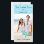 Cartão de Natal Tropical Beach<br><div class="desc">Cartão de Natal Tropical Beach. Coloque fotos em um quadrado. É fácil personalizar. Cartão de Natal Tropical Beach. Capturar o Espírito da Serenidade Costeira com nosso Cartão de Natal de Beachy. Abrace o calor e a tranquilidade da costa. Possui uma praia e um fundo oceânico impressionantes. Este cartão expele uma...</div>