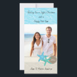 Cartão de Natal Tropical Beach<br><div class="desc">Cartão de Natal Tropical Beach. Coloque fotos em um quadrado. É fácil personalizar. Cartão de Natal Tropical Beach. Capturar o Espírito da Serenidade Costeira com nosso Cartão de Natal de Beachy. Abrace o calor e a tranquilidade da costa. Possui uma praia e um fundo oceânico impressionantes. Este cartão expele uma...</div>