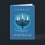 Cartão De nós dois Hanukkah Menorah no Azul Negro<br><div class="desc">As velas luminosas brilhantes em um Menorah aparecem na frente deste cartão com as palavras "Happy Hanukkah" escritas logo abaixo dele. Este é o cartão que você pode dar se quiser enviar saudações a Hanukkah como casal.</div>