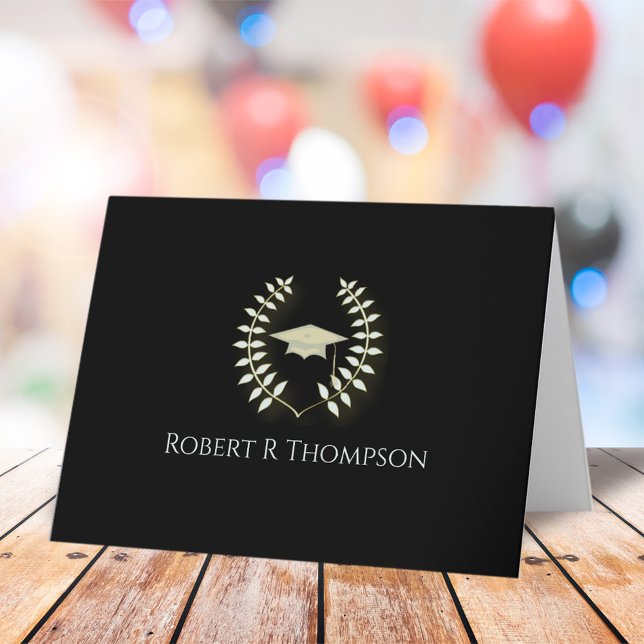 Cartão de Nota de Agradecimento de Formatura Preto (Classic black and gold graduation thank you note card with elegant script typography.)