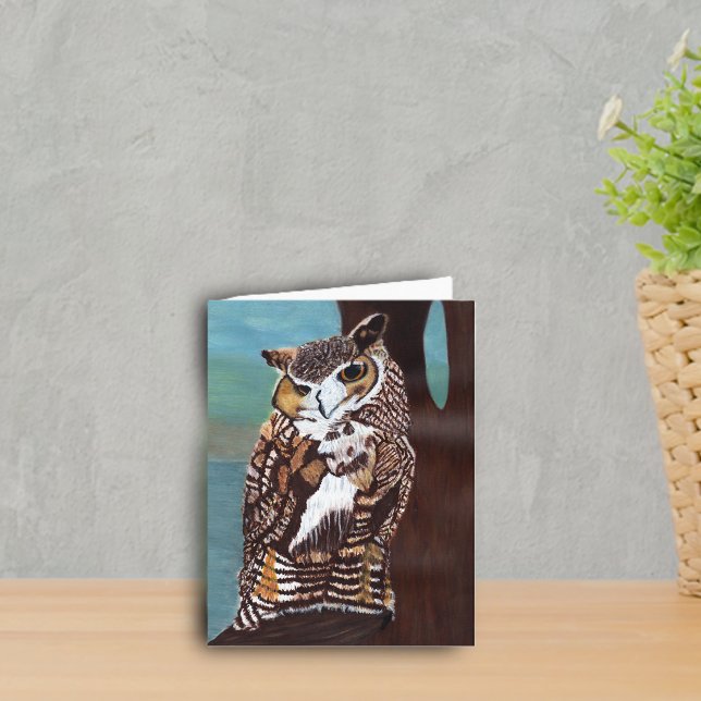 Cartão de Nota de Coruja Marrom (Brown owl golden eyes sitting in tree sky water background on notecard.)