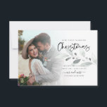 Cartão de Nota de Natal Casado com Folhagem de Fot<br><div class="desc">Tamanho MINI 3, 5 x 5". Cartão de Férias de Natal de 1rua casado. Celebre a época especial do seu primeiro Natal, como o senhor deputado e a senhora deputada, juntamente com os seus desejos festivos! Fácil de personalizar o texto e substituir a foto de exemplo por sua. A folhagem...</div>