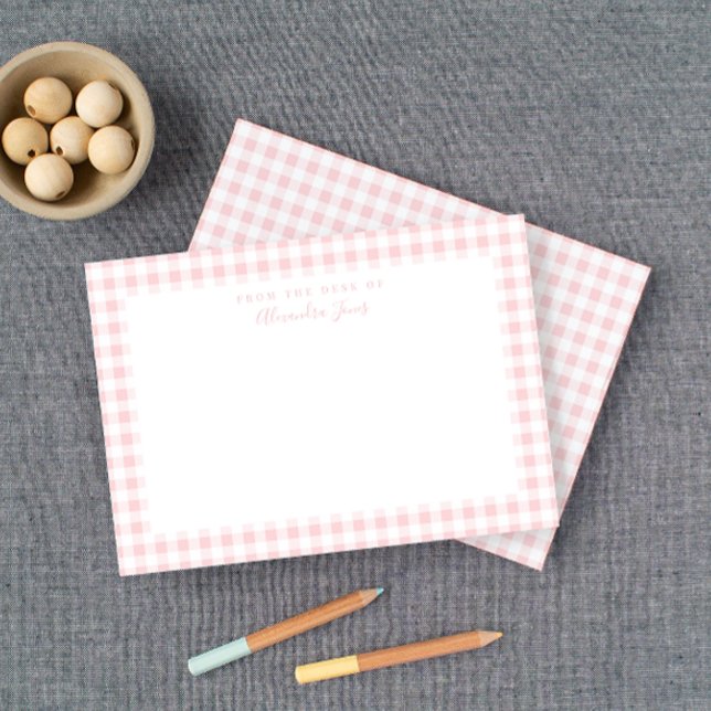 Cartão de Nota de Papelaria Pessoal Xadrez Gingham (Baby blush pink gingham check stationery is a sweet choice for your little girl.)
