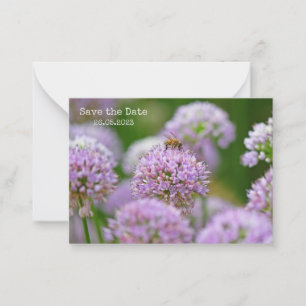 Cartão De Notas Bebê feliz com a Flor de Allium Roxo Salve a data