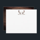 Cartão De Notas Deer Antlers Caçando Madeira Rústica Escura Fome<br><div class="desc">Este design apresenta galhadas rústicas com espaço para um nome/texto abaixo e um fundo de madeira escura. Clique no botão personalizar se quiser ajustar os elementos de design e/ou modificar o texto! Variações deste design, cores adicionais, além de coordenar produtos estão disponíveis em nosso compro, zazzle.com/store/doodlelulu. Entre em contato conosco...</div>