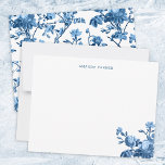 Cartão De Notas Elegante Chic Vintage Blue Rosa Floral<br><div class="desc">Elegante e chic vintage inspirado em um padrão floral uniforme que apresenta rosas azuis de tom a tom,  vinhas,  folhagem e cravos em fundo branco. Inclui o campo de texto editável para sua personalização.</div>
