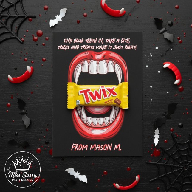 Cartão De Notas Engraçado Vampiro Morde Halloween Candy Gram (Vampire Halloween card with vampire mouth holding a Twix bar, surrounded by spooky decorations.)