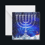 Cartão De Notas Feliz Hanukkah Neve e Menorá<br><div class="desc">Feliz Hanukkah em hebraico,  Paisagem de neve,  Menorá de prata,  Lado reverso em inglês Feliz Hanukkah, </div>