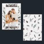 Cartão De Notas Foto da Família de Natal Mini Winter Pine Berry<br><div class="desc">Apresentando nossa nova Mini Moderna Família de Inverno Foto Feliz Cartão de Nota de Natal! Esta bela placa 3, 5x2, 5 apresenta a sua foto vertical favorita (orientação do retrato), perfeitamente organizada com uma tendência e um arranjo frouxo de elementos botânicos como cones de pínus e moldura de bagas. É...</div>