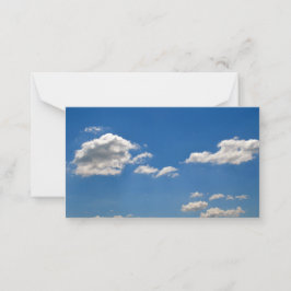 Cartão De Notas O céu é azul e as nuvens brancas estão passando