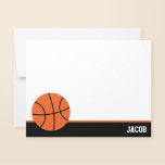 Cartão De Notas Placa personalizada de basquete<br><div class="desc">Nossos cartões de nota chata de basquete modernos são perfeitos para enviar um breve oi ou obrigado para você. Esta papelaria temática desportiva é perfeita para um atleta de rapazes ou raparigas. Altere facilmente as cores da borda inferior (laranja e preto) para qualquer uma de suas opções.</div>