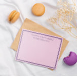 Cartão De Notas Púrpura Rosa Elegante Enviada Com Amor E Abraços<br><div class="desc">Cartões de nota personalizados,  cor-de-rosa,  com quadros roxos escuros. Enviado com amor e abraços da escrivaninha está escrito no topo de uma escrita bonito,  com o seu nome em letras elegantes por baixo.</div>