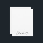 Cartão De Notas Roteiro de Nome Personalizado Manuscrito Elegante<br><div class="desc">Impressionante em sua simplicidade,  estes cartões de nota personalizados e personalizados apresentam uma fonte de estilo manuscrito. Em preto no branco. O nome é personalizável. Faz um presente maravilhoso para os feriados,  damas de honra,  formatura e muito mais. Parte de uma coleção da Parcel Studios.</div>