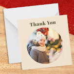 Cartão De Notas Simples e Minimalista Foto de Natal Personalizada<br><div class="desc">Um Cartões de agradecimentos simples e minimalista a ser enviado depois de receber um presente de Natal. Clique em 'Personalizar' para carregar sua própria foto no design e ela aparecerá no círculo na frente do cartão creme. A saudação "Obrigado" está acima da foto, em tipografia verde-escura. O reverso do cartão...</div>