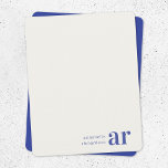 Cartão De Notas Vintage Royal Blue Eterno Elegante Monograma<br><div class="desc">Um design de monograma vintage com uma tipografia retrô que pode ser facilmente personalizada com seu nome e iniciais para criar um design de papelaria personalizado! O design apresenta um fundo clássico de creme de marfim de estilo antigo, juntamente com um tipo azul real com um fundo complementar no sentido...</div>