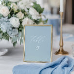 Cartão de Número da Tabela de Casamento Azul Branc<br><div class="desc">Coloque o tom para a sua elegante celebração à beira-mar com esta placa de número de tabela minimalista da coleção Chic Costeira. Apresentando um roteiro azul suave e empoeirado sobre um fundo branco limpo, ele traz sofisticação sem esforço para a sua capa de casamento. Perfeito para casamentos de praia, locais...</div>