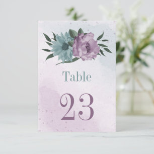 cartão de número de mesa com flores azul roxo botâ