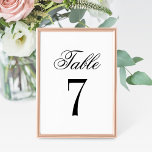 Cartão de Número de Mesa de Casamento Preto e Bran<br><div class="desc">Um fundo branco limpo e uma tipografia serifada preta e ousada trazem elegância moderna e nítida a este cartão de número de mesa de casamento. Os nomes do casal e a data do casamento são exibidos em um layout tipográfico refinado para um design de monograma sofisticado. Os nomes do casal,...</div>