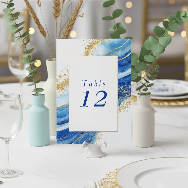 Cartão de Número de Tabela Azul Elegante e Dourado (Gold and blue agate effect wedding table number card.)