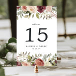 Cartão de Número de Tabela de Bloom Rustic<br><div class="desc">Os cartões elegantes e russos de números de mesas apresentam as bordas superior e inferior de rosa de aquarelas e flores mães em tons de marsala, burgundy, rosa-pincel e marfim com folhagem verde. O número da tabela, a data do evento e o texto personalizado adicional são exibidos no centro. Design...</div>