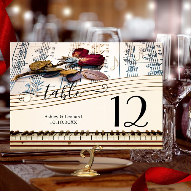 Cartão de Número de Tabela de Casamento de Música  (Wedding table number card featuring a romantic rose on a music sheet with a keyboard design)
