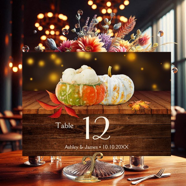 Cartão de Número de Tabela de Casamento outono Rus (Table number card featuring colorful pumpkins and fall leaves on rustic wood and sparkling lights )