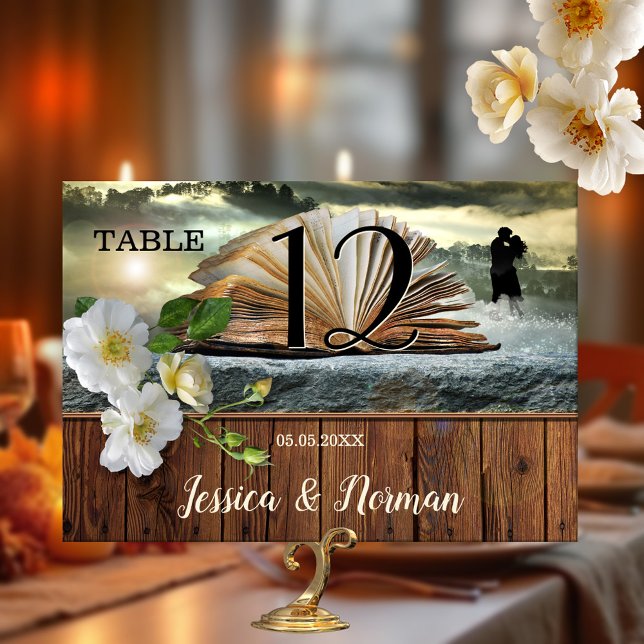 Cartão de Número de Tabela de Emprés-Livros Românt (Romantic love story table number card with a book theme and roses on rustic wood)