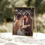 Cartão de Número de Tabela de Fotografias Elegante<br><div class="desc">Guie seus convidados com estilo com a nossa Elegant Photo Table Number Card, um toque exclusivo para sua recepção de casamento. Apresentando uma design minimalista com a caligrafia moderna, esta placa combina números de tabela com uma foto acarinhada, adicionando um elemento pessoal e na moda a cada mesa. É uma...</div>